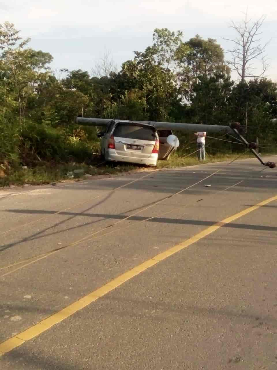 Mobil Tabrak Tiang Listrik, Sopir Diduga Mengantuk – Kaltimtara.id